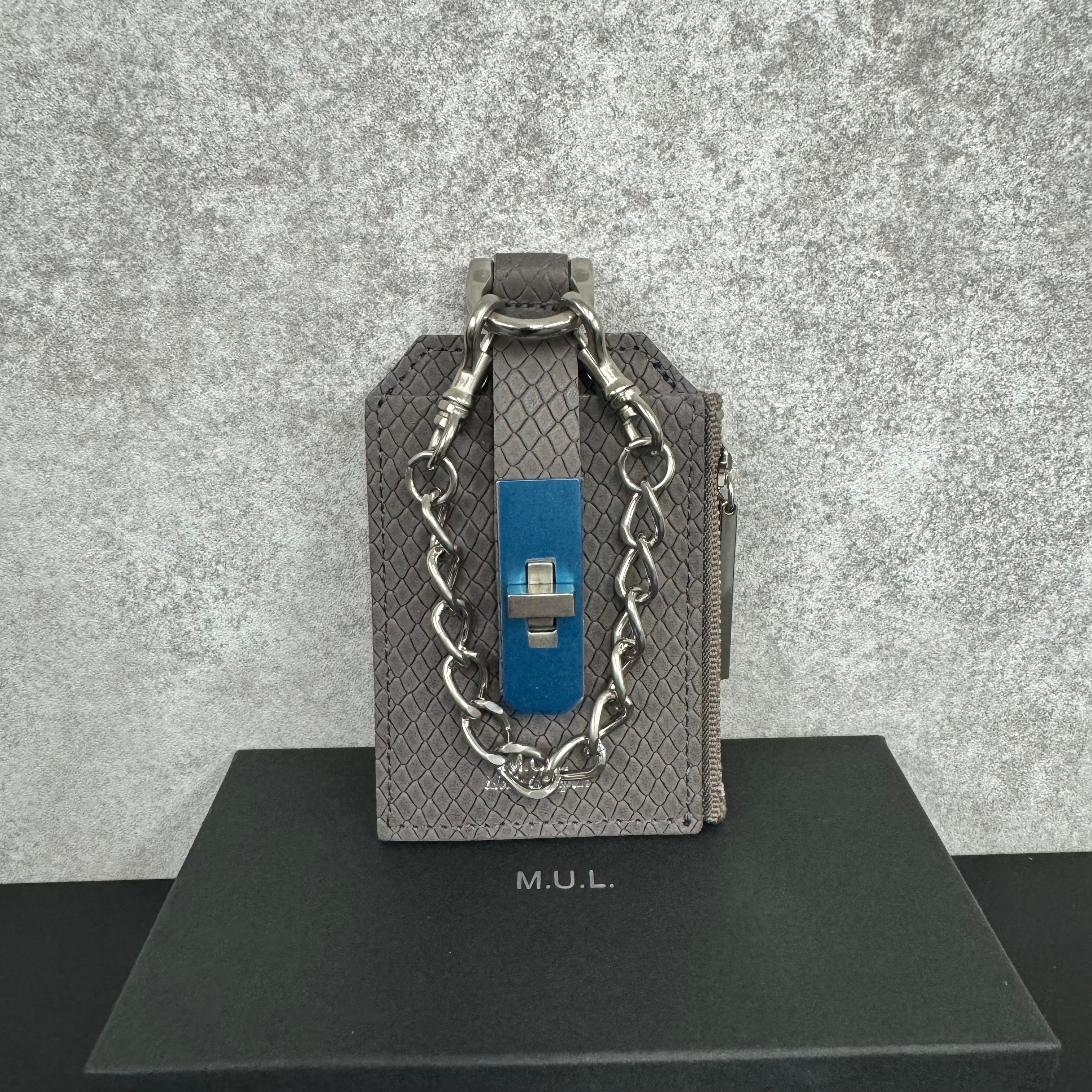 【M.U.L.】チェーンパスケース　灰グレー　パイソン型押し　※1週間前後で発送