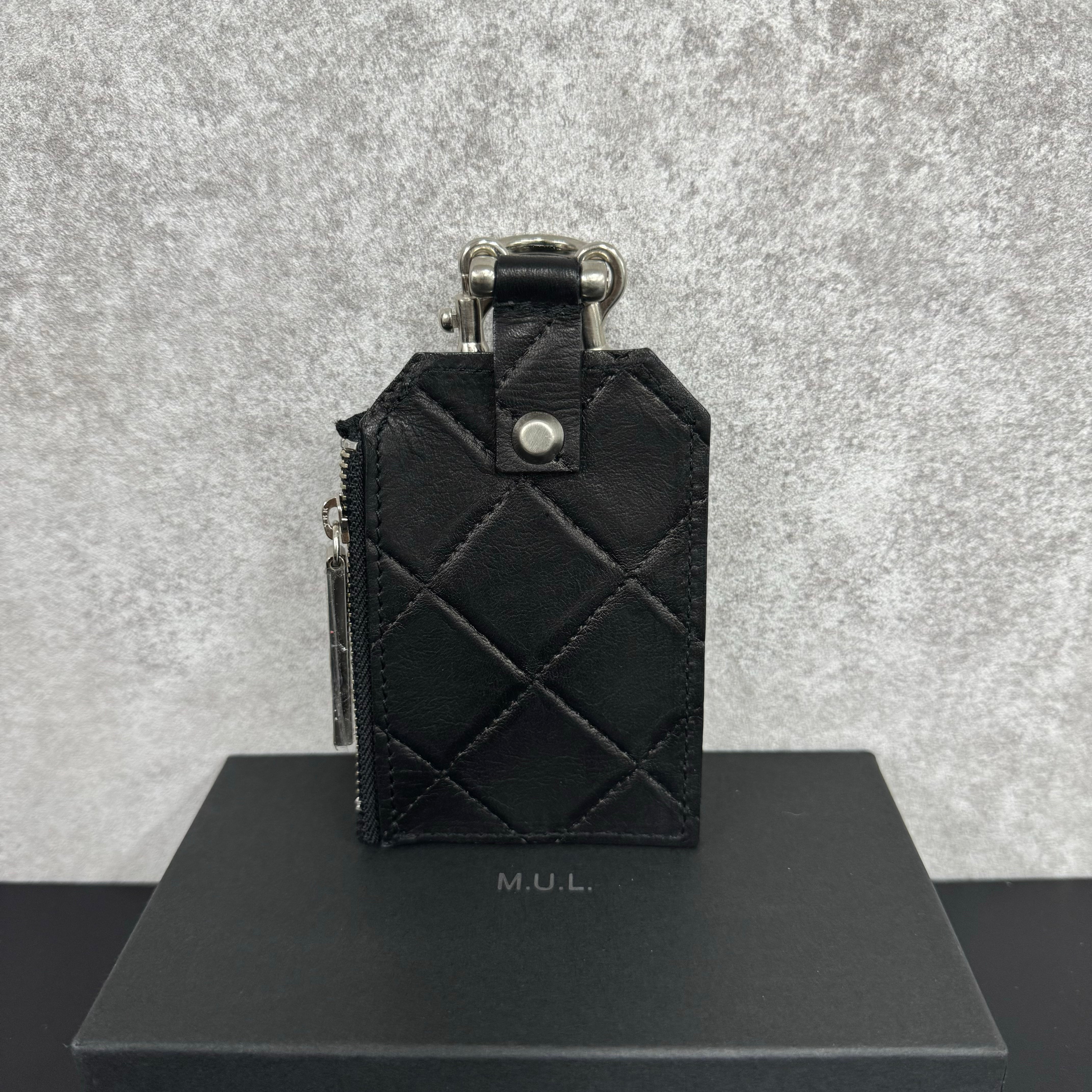 【M.U.L.】チェーンパスケース　ブラック　キルティング型押し  ※1週間前後で発送