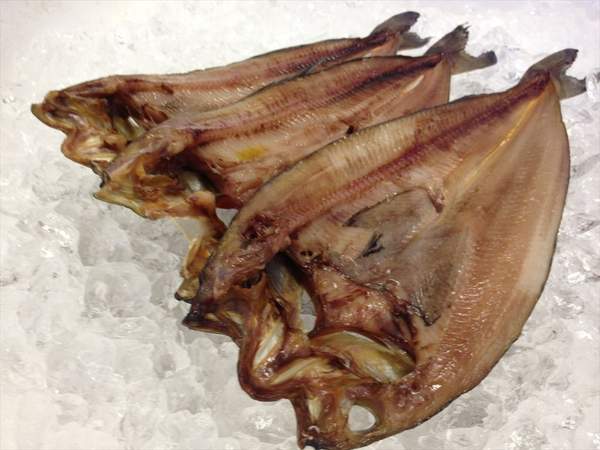 【北海道フェア　水産部門🐟】開き真ほっけ 300g/枚　3枚/pc　冷凍　※5/25~31より順次発送予定　（クーポン対象商品）